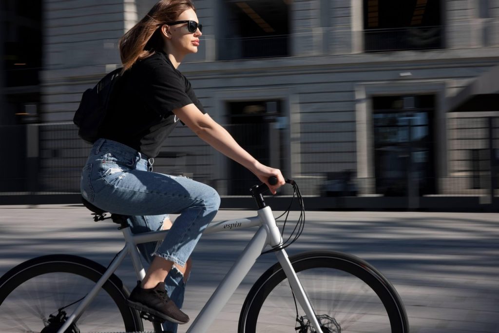 Une dame se promenant à vélo en ville.