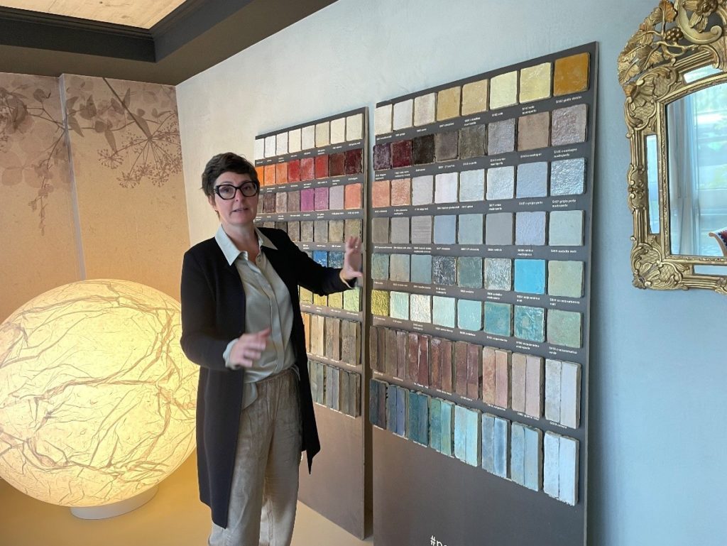 Camilla Hugoniot dans son exposition à Cernier.